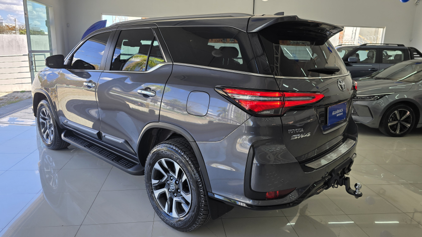 Toyota HILUX SW4 2.8 D-4D TURBO DIESEL DIAMOND 7L 4X4 AUTOMÁTICO 6