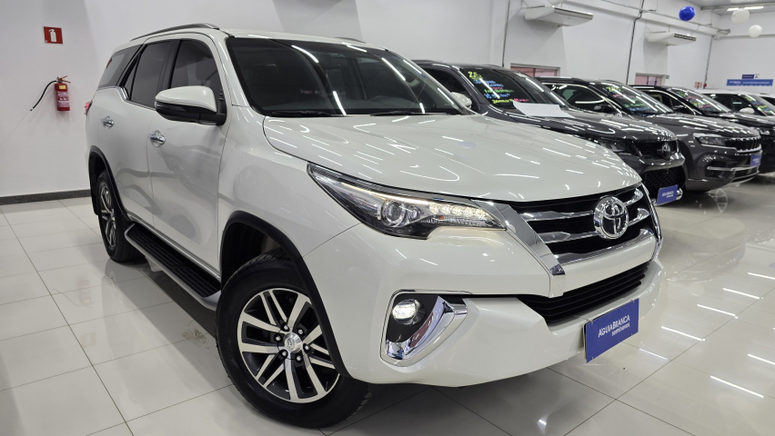 Toyota HILUX SW4 2.8 SRX 4X4 7 LUGARES 16V TURBO INTERCOOLER DIESEL 4P AUTOMÁTICO 4