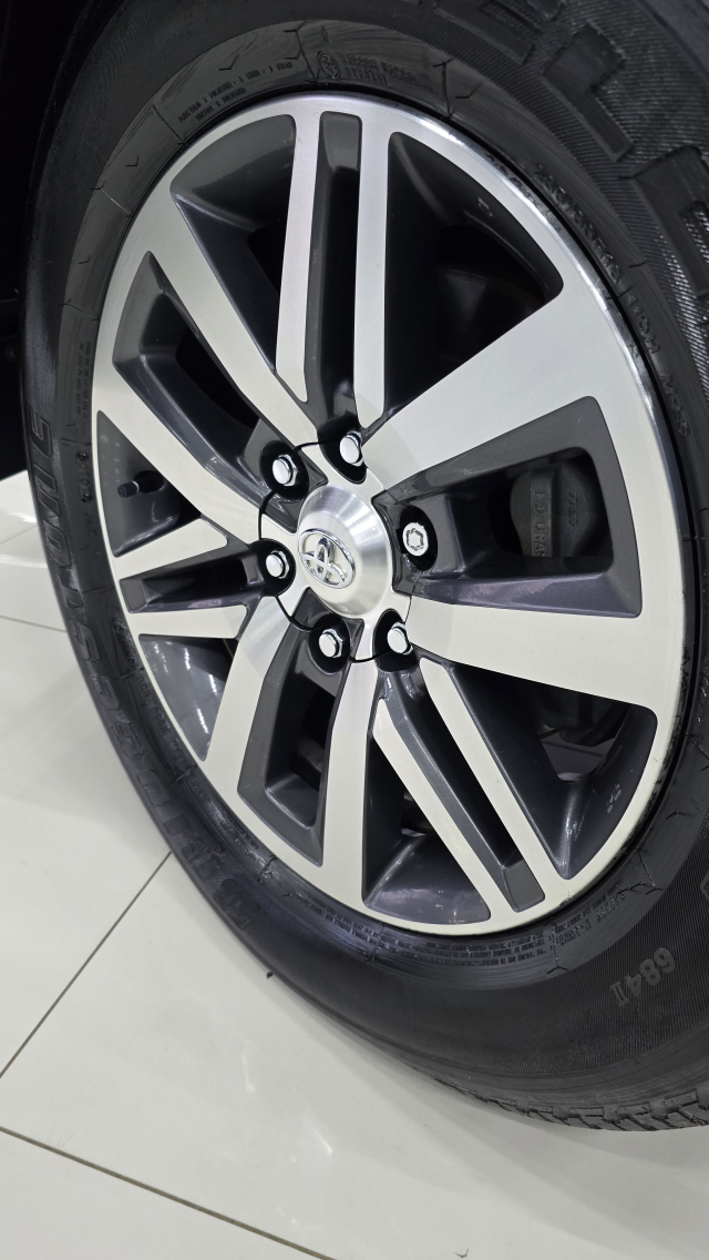 Toyota HILUX SW4 2.8 SRX 4X4 7 LUGARES 16V TURBO INTERCOOLER DIESEL 4P AUTOMÁTICO 2