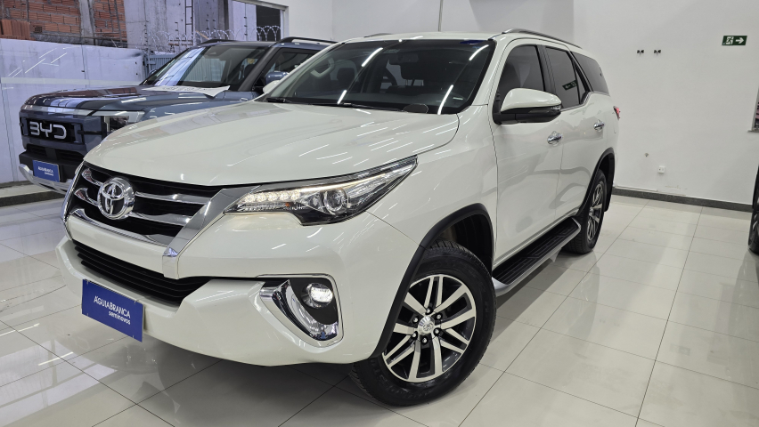 Toyota HILUX SW4 2.8 SRX 4X4 7 LUGARES 16V TURBO INTERCOOLER DIESEL 4P AUTOMÁTICO