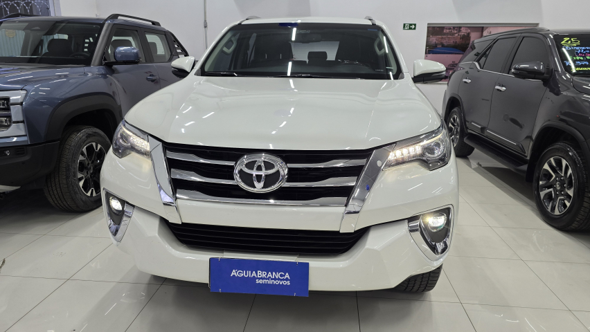 Toyota HILUX SW4 2.8 SRX 4X4 7 LUGARES 16V TURBO INTERCOOLER DIESEL 4P AUTOMÁTICO 3