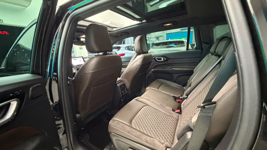 JEEP COMMANDER 2.0 TD380 TURBO DIESEL OVERLAND AT9 17