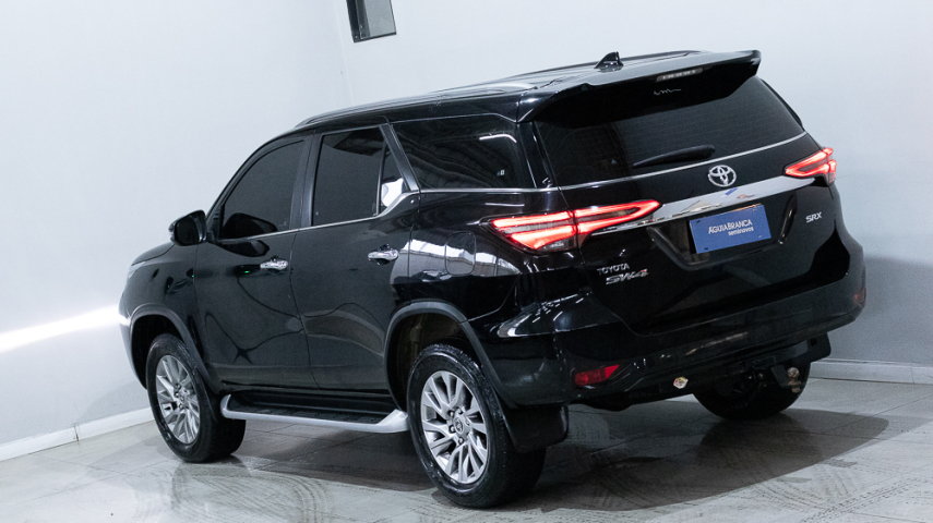 Toyota HILUX SW4 2.8 D-4D TURBO DIESEL SRX 4X4 AUTOMÁTICO 8