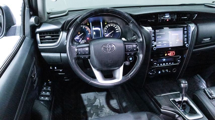 Toyota HILUX SW4 2.8 D-4D TURBO DIESEL SRX 4X4 AUTOMÁTICO 18