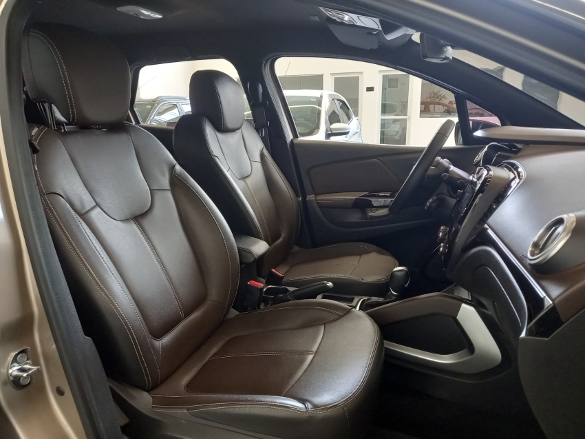 captur iconic 1.3 tce at  21/228