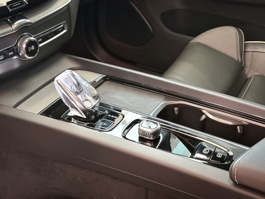 volvo xc60 2.0 t8 recharge ultimate dark awd geartronic 1.9 hibrido 5p automatico 202311