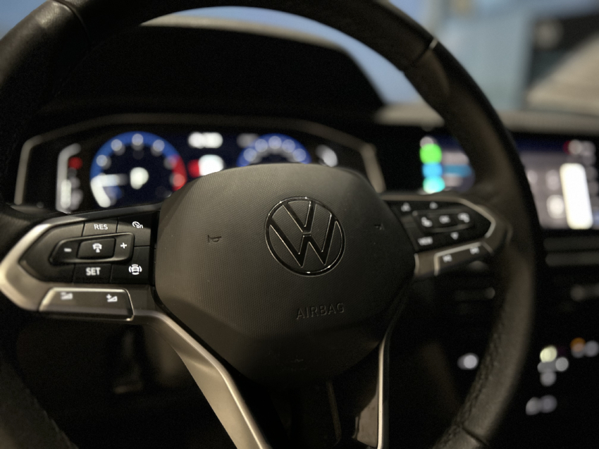 volkswagen nivus 1.0 200 tsi total flex highline automatico 4p 202510