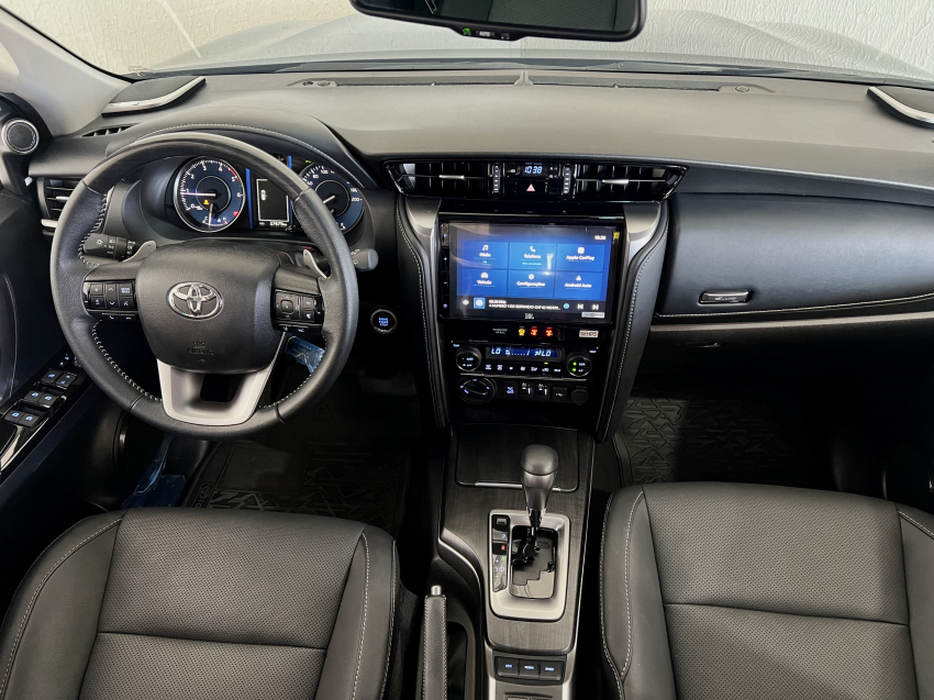 Toyota HILUX SW4 2.8 D-4D TURBO DIESEL SRX PLATINUM 4X4 AUTOMÁTICO 14