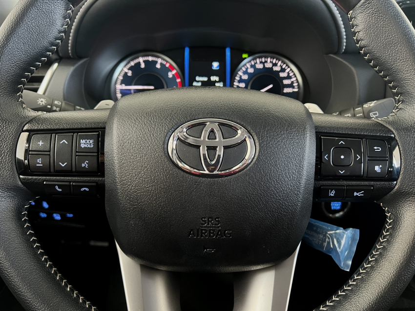 Toyota HILUX SW4 2.8 D-4D TURBO DIESEL SRX PLATINUM 4X4 AUTOMÁTICO 17
