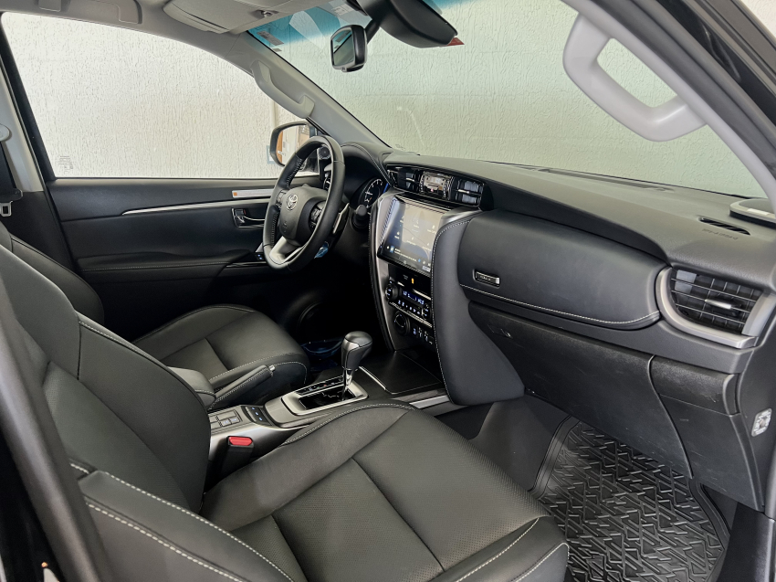 Toyota HILUX SW4 2.8 D-4D TURBO DIESEL SRX PLATINUM 4X4 AUTOMÁTICO 22