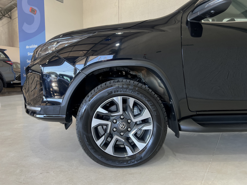 Toyota HILUX SW4 2.8 D-4D TURBO DIESEL SRX PLATINUM 4X4 AUTOMÁTICO 2