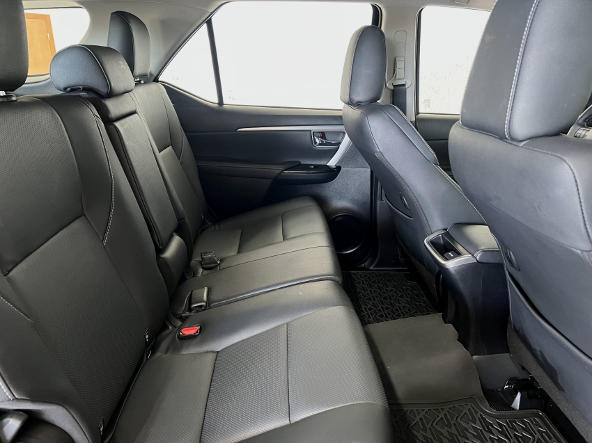 Toyota HILUX SW4 2.8 D-4D TURBO DIESEL SRX PLATINUM 4X4 AUTOMÁTICO 23