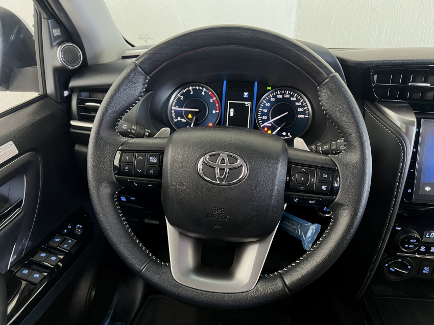 Toyota HILUX SW4 2.8 D-4D TURBO DIESEL SRX PLATINUM 4X4 AUTOMÁTICO 16