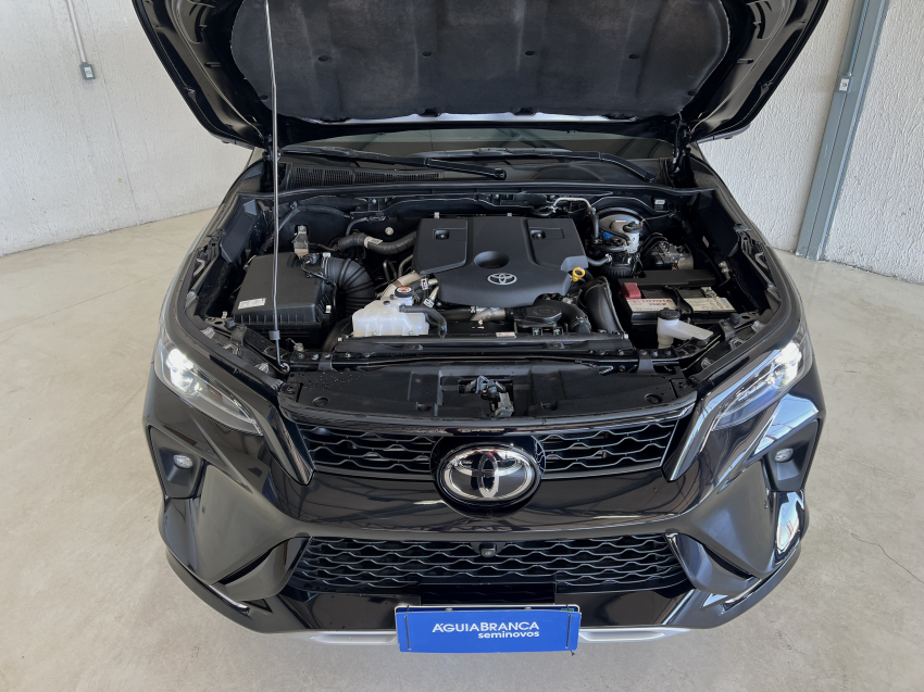 Toyota HILUX SW4 2.8 D-4D TURBO DIESEL SRX PLATINUM 4X4 AUTOMÁTICO 6