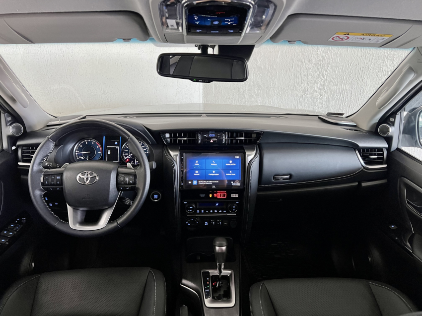 Toyota HILUX SW4 2.8 D-4D TURBO DIESEL SRX PLATINUM 4X4 AUTOMÁTICO 14