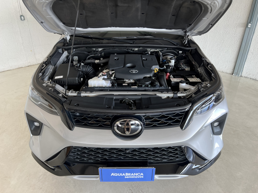 Toyota HILUX SW4 2.8 D-4D TURBO DIESEL SRX PLATINUM 4X4 AUTOMÁTICO 6