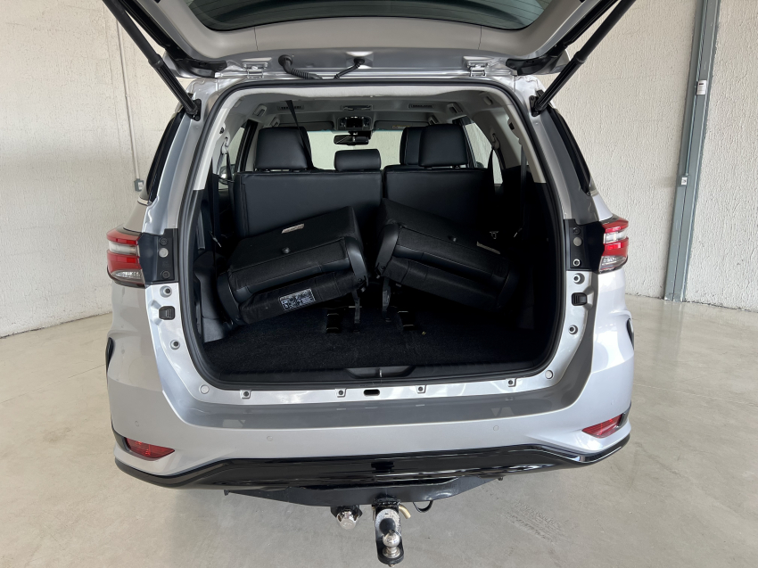 Toyota HILUX SW4 2.8 D-4D TURBO DIESEL SRX PLATINUM 4X4 AUTOMÁTICO 12
