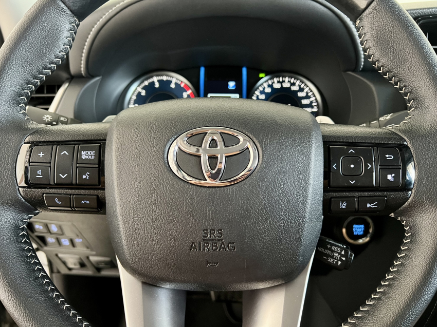 Toyota HILUX SW4 2.8 D-4D TURBO DIESEL SRX PLATINUM 4X4 AUTOMÁTICO 18