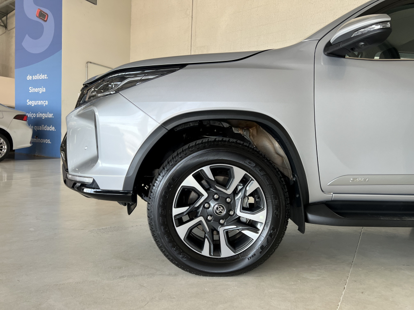 Toyota HILUX SW4 2.8 D-4D TURBO DIESEL SRX PLATINUM 4X4 AUTOMÁTICO 2