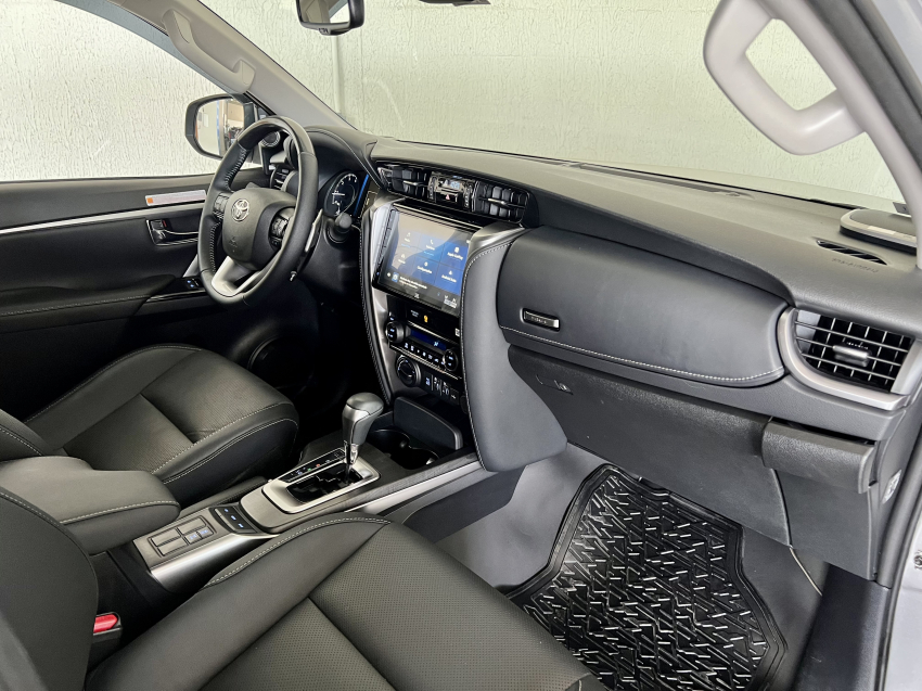 Toyota HILUX SW4 2.8 D-4D TURBO DIESEL SRX PLATINUM 4X4 AUTOMÁTICO 22