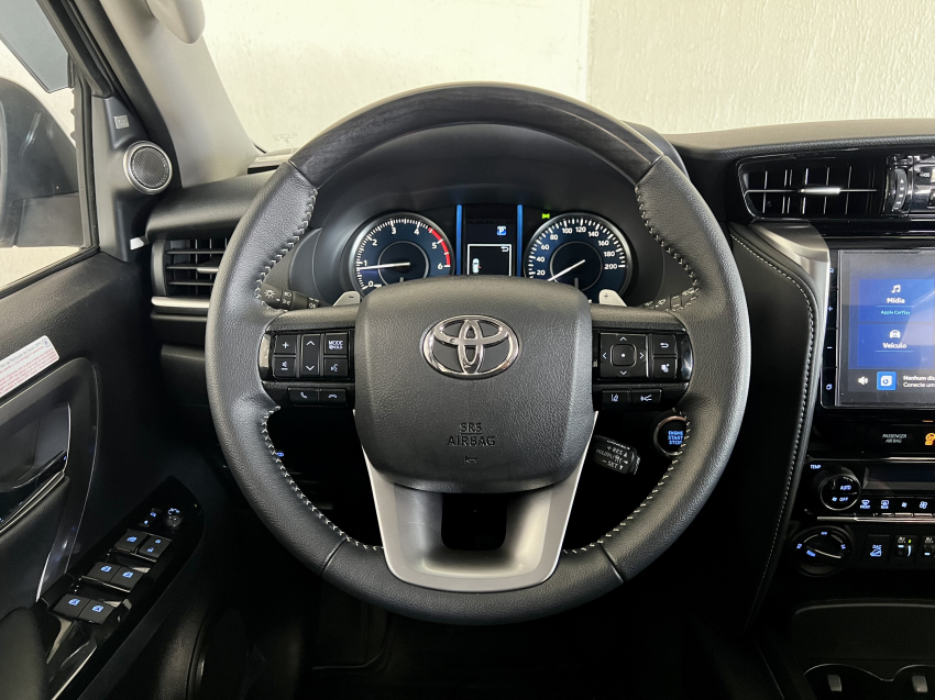 Toyota HILUX SW4 2.8 D-4D TURBO DIESEL SRX PLATINUM 4X4 AUTOMÁTICO 17