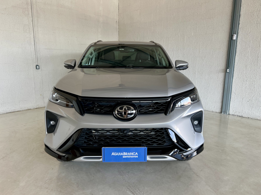 Toyota HILUX SW4 2.8 D-4D TURBO DIESEL SRX PLATINUM 4X4 AUTOMÁTICO 3