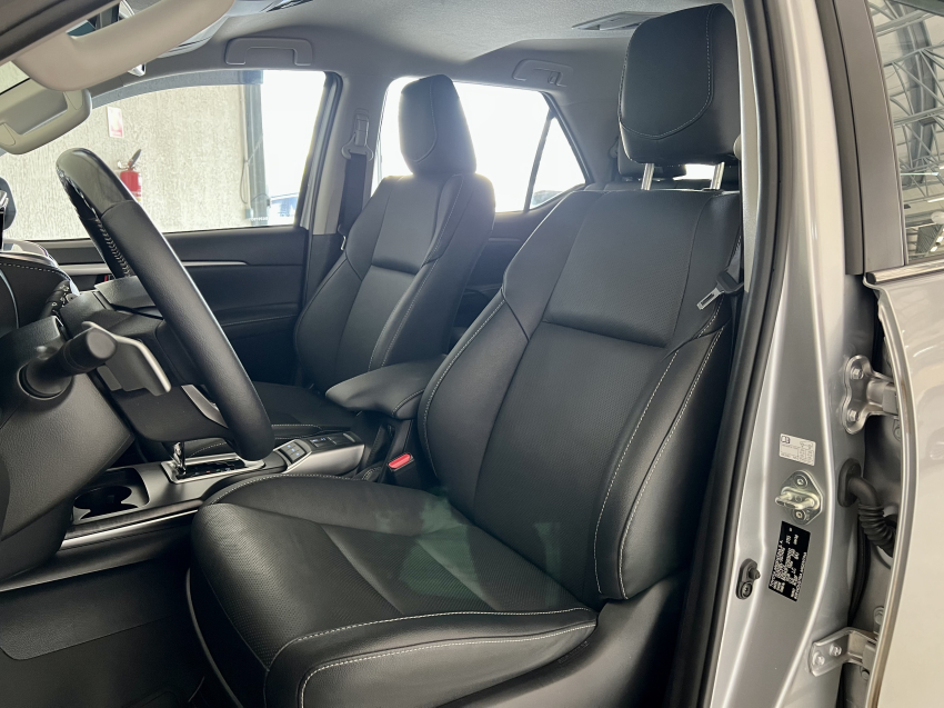 Toyota HILUX SW4 2.8 D-4D TURBO DIESEL SRX PLATINUM 4X4 AUTOMÁTICO 23