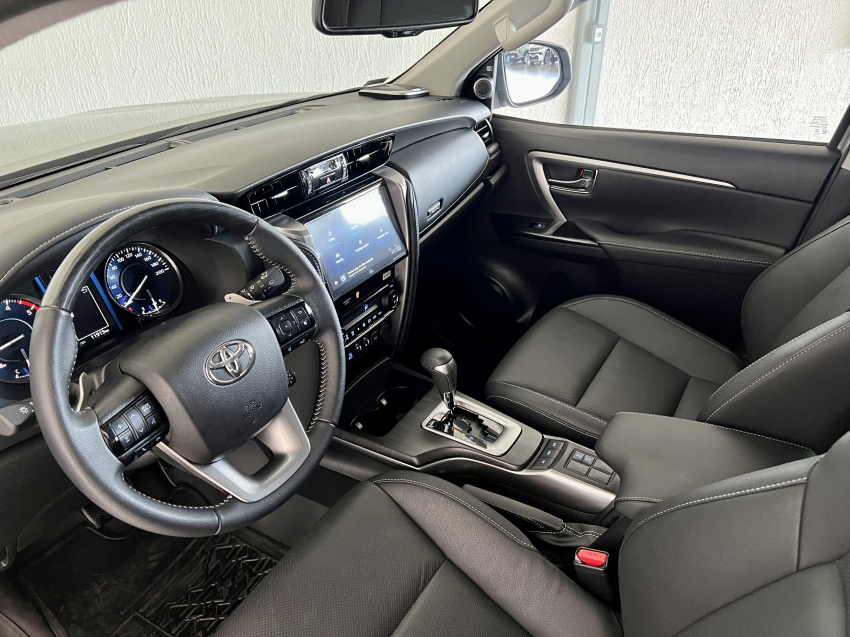 Toyota HILUX SW4 2.8 D-4D TURBO DIESEL SRX PLATINUM 4X4 AUTOMÁTICO 16