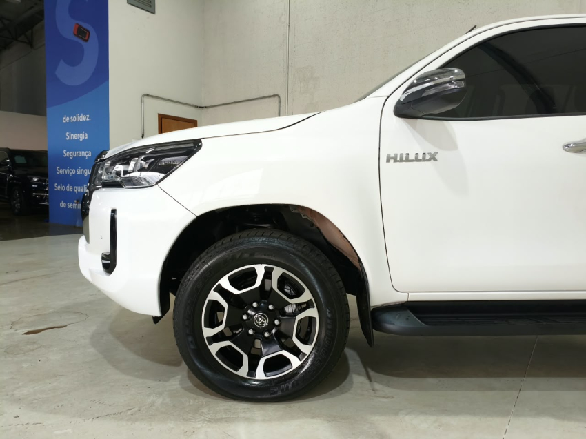 Toyota HILUX 2.8 D-4D TURBO DIESEL CD SRV 4X4 AUTOMÁTICO 2