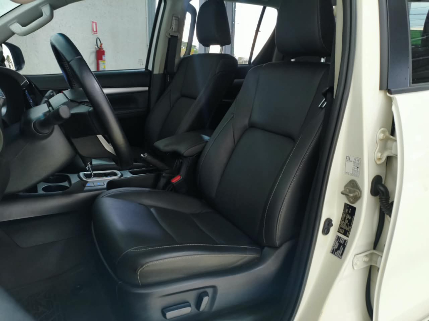 Toyota HILUX 2.8 D-4D TURBO DIESEL CD SRV 4X4 AUTOMÁTICO 20
