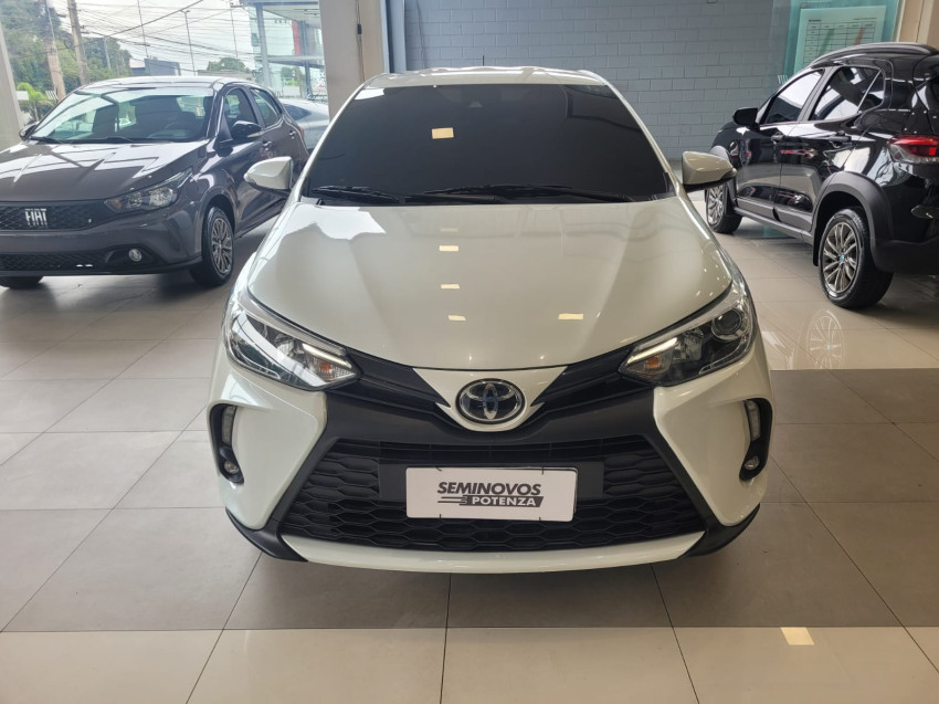toyota yaris 1.5 16v flex sedan xs multidrive 24/25 seminovo1