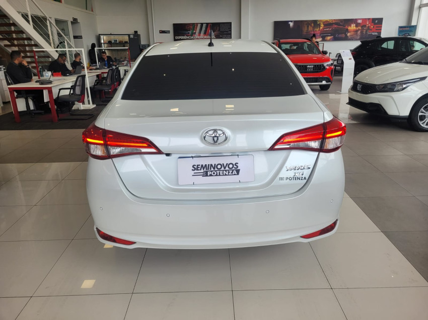 toyota yaris 1.5 16v flex sedan xs multidrive 24/25 seminovo4