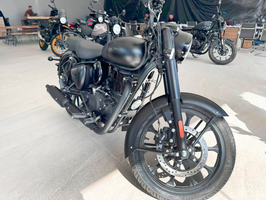 royal enfield classic 350 dark stealth black gasolina manual 2026