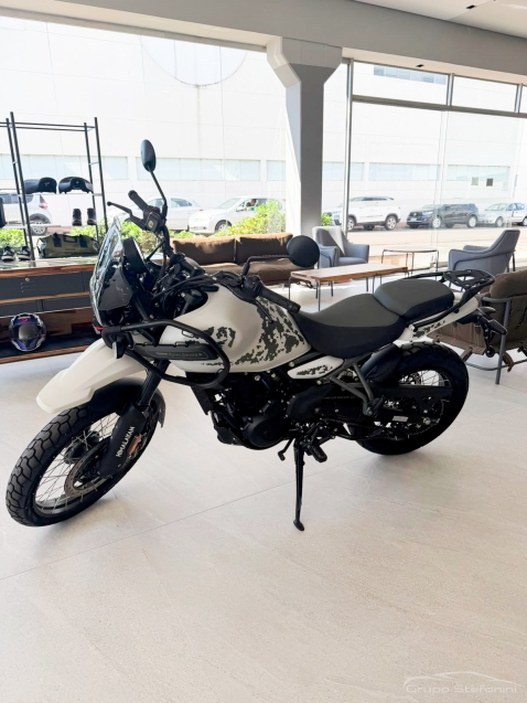 royal enfield himalayan top henle black/kamet white 450 gasolina manual 20274