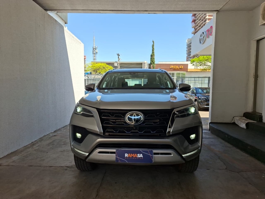 toyota hilux sw4 2.8 d-4d turbo diesel gr-s 7l 4x4 automatico 2.0 5p 20236