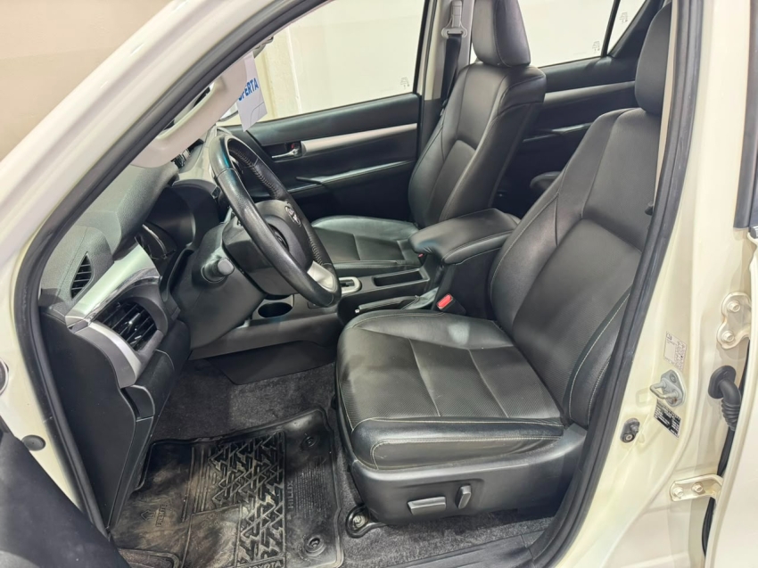 hilux srx 2.8 turbo diesel5