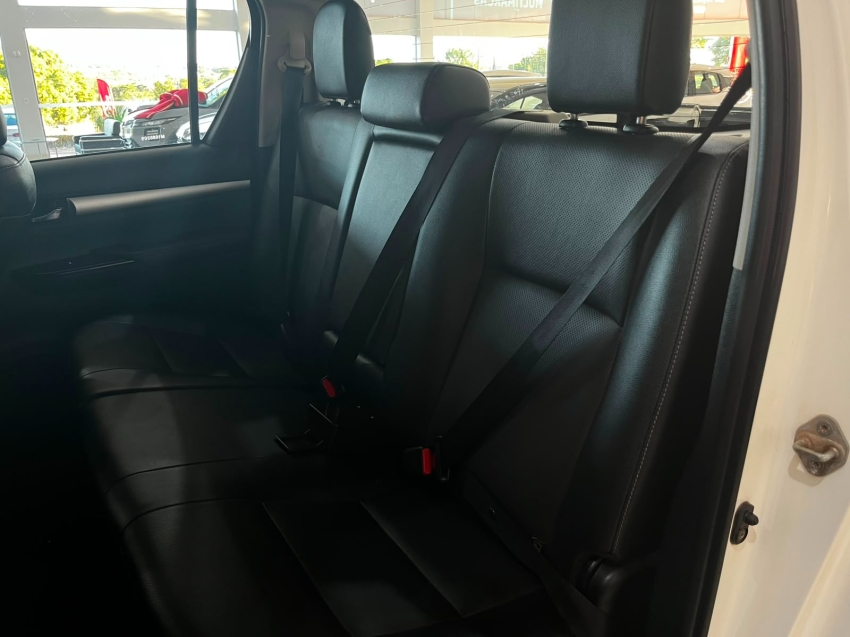 hilux srx 2.8 turbo diesel10