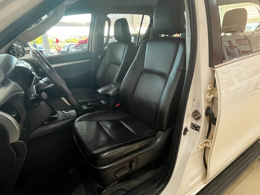 hilux srx 2.8 turbo diesel9