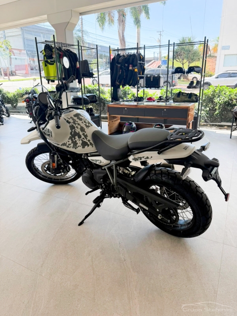 royal enfield himalayan top henle black/kamet white 450 gasolina manual 20273