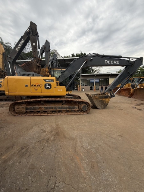 escavadeira	john deere  200g - 2020