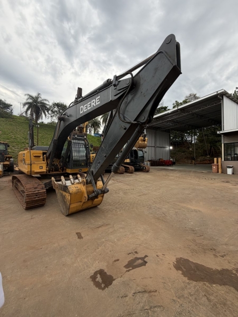 escavadeira	john deere  200g - 20202