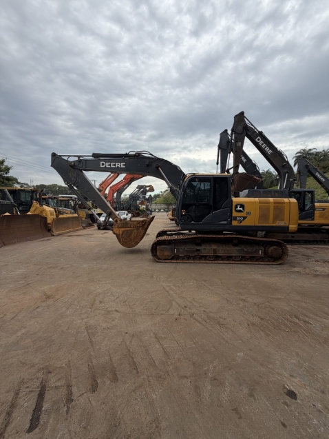 escavadeira	john deere 210p- 20240