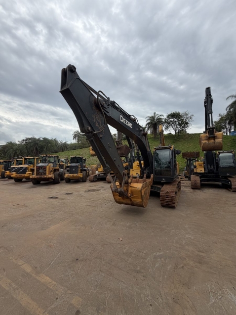 escavadeira	john deere 210p- 20242