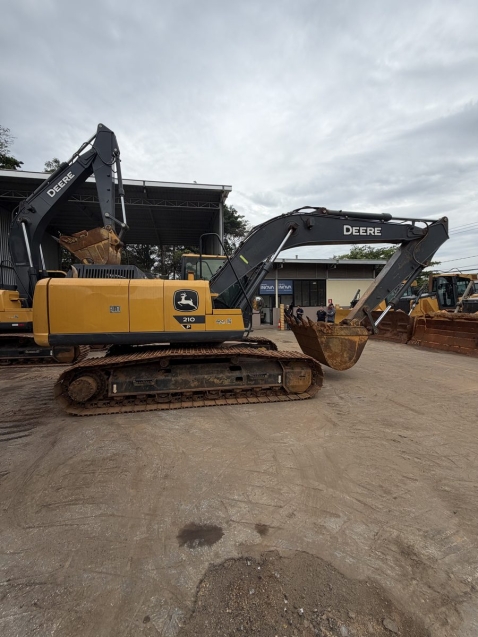 escavadeira	john deere 210p- 20241
