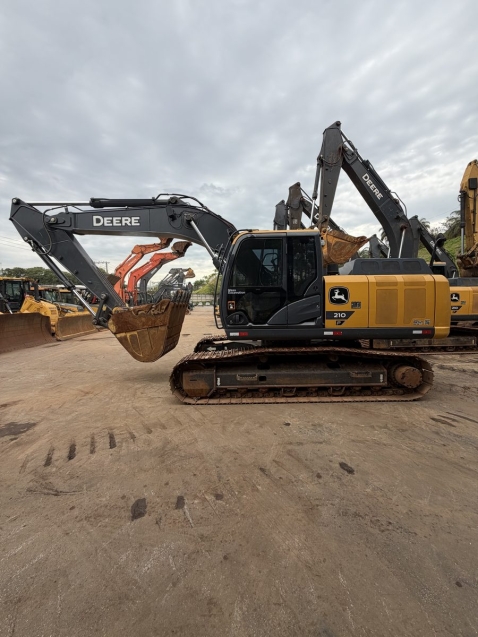escavadeira	john deere  210p - 2024