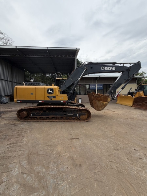 escavadeira	john deere  210p - 20241