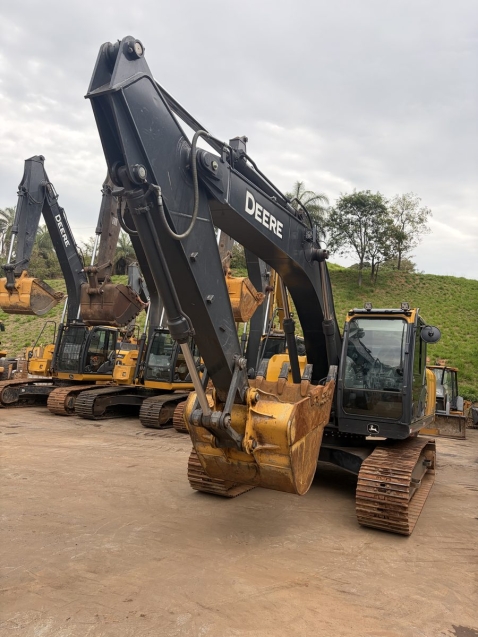 escavadeira	john deere  210p - 20242